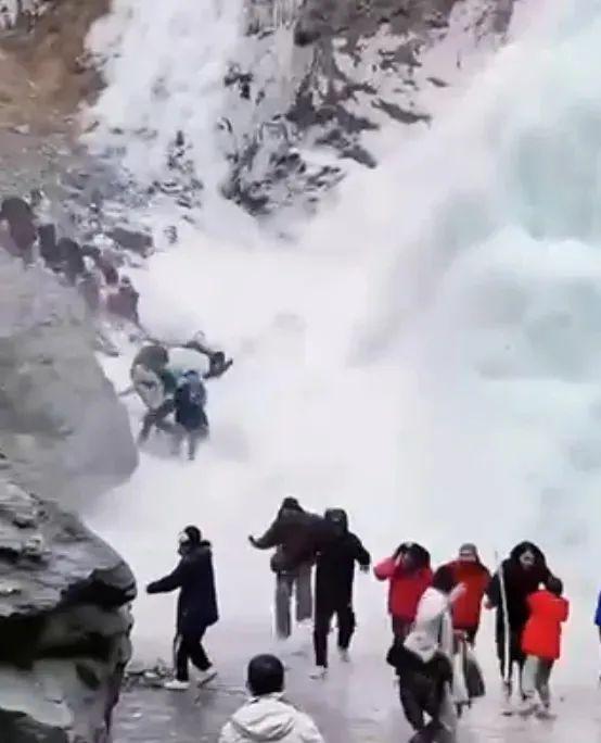 救；中国游客烧额山滑雪窒息身亡 犀牛说新利体育app帕劳九名失联潜水者成功获(图5)