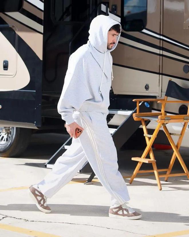 迪签名篮球鞋」！提前上脚曝光！Bad Bunny 要出「阿